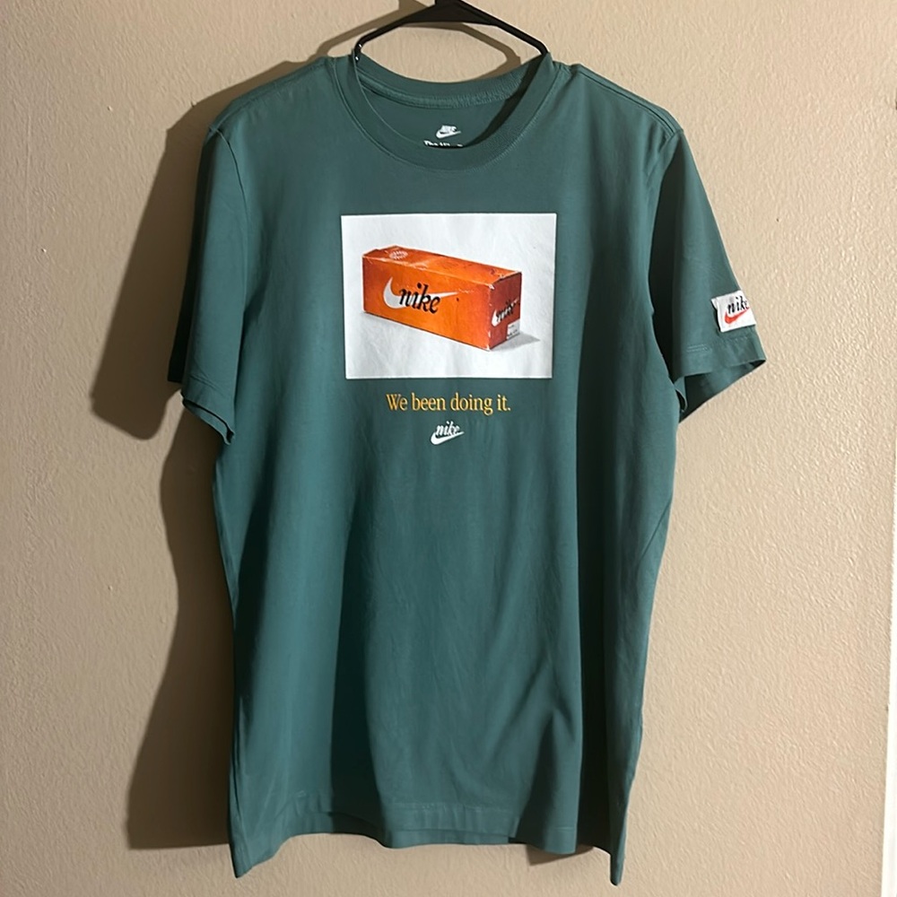 NIKE GRAPHIC TEE. GREEN. WORN ONCE. SIZE: MEDIUM